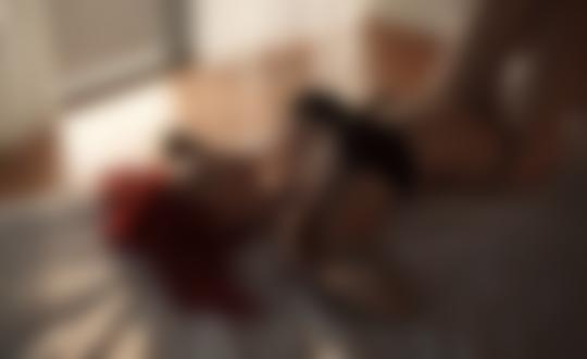 Обои на рабочий стол Рыжеволосая девушка с тату в черном нижнем белье лежит на кровати в комнате