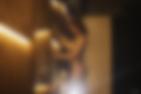 Обои на рабочий стол Девушка стоит в комнате у шкафа, фотограф Maksim Chuprin