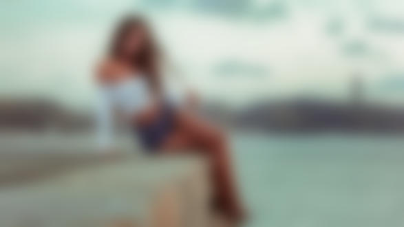 Обои для рабочего стола Модель Daniela сидит на пристани у воды, by Pedro Courelas