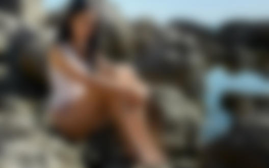 Обои на рабочий стол Девушка - брюнетка сидит на камнях, фотограф Александр Юрмашев