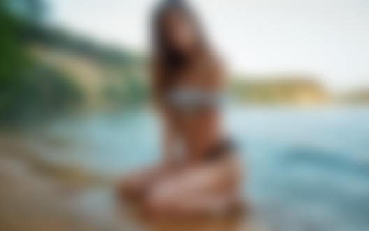 Обои на рабочий стол Модель Юлия Метлакова сидит на коленках в воде, фотограф Александр Юрмашев
