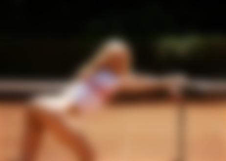 Обои для рабочего стола Полуобнаженная модель блондинка Olga De Mar в белой футболке стоит на теннисном корте, положив руки на сетку