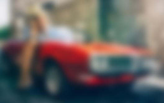 Обои для рабочего стола Стройная девушка - блондинка в бикини стоит у авто