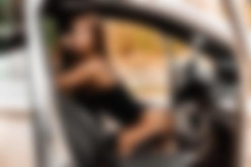 Обои для рабочего стола Девушка позирует в авто