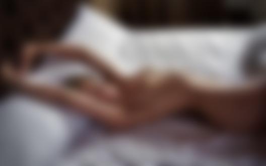 Обои на рабочий стол Обнаженная модель позирует на постели, фотограф Pankov