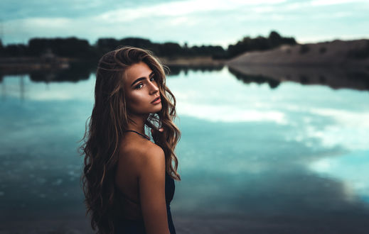 Обои на рабочий стол Модель Anna V стоит на фоне водоема, by D. G Photography