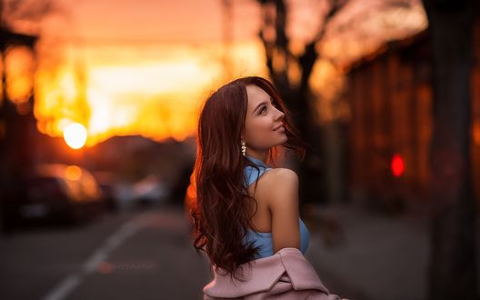 Обои на рабочий стол Девушка стоит на фоне вечернего города, фотограф Скитаев Виталий