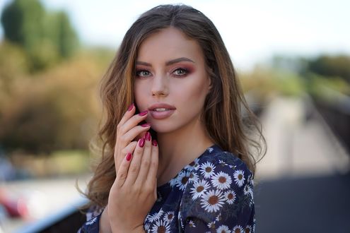 Обои на рабочий стол Модель Klaudia стоит в платье с ромашками, фотограф Andrzej Car