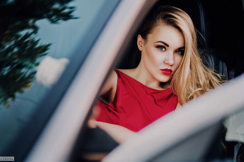 Обои на рабочий стол Модель Полина сидит в авто, фотограф Evgeny Freyer