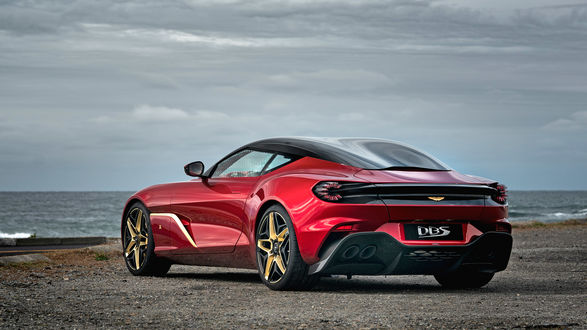 Обои на рабочий стол Красный Aston Martin DBS V12 2019 на побережье