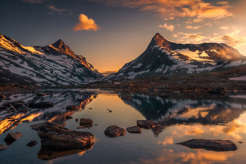 Обои на рабочий стол Озере в Норвегии в окружении гор, by Ole Henrik Skjelstad