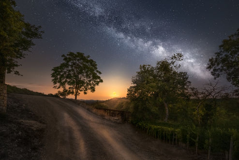 Обои на рабочий стол Дорога к ночному небу с млечным путем, Castellina in Chianti, Italy / Кастеллина в Кьянти, Италия, by Ole Henrik Skjelstad
