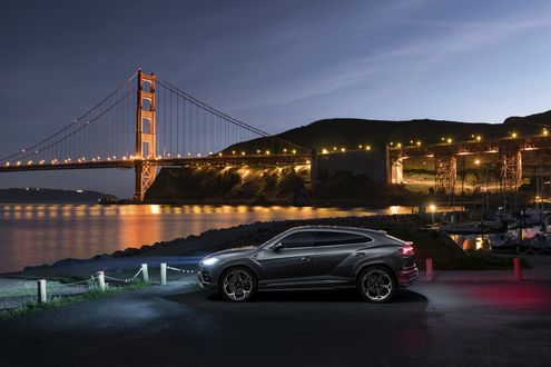 Обои на рабочий стол Серый Lamborghini Urus 2019 стоит на вечернем побережье San Francisco, USA / Сан-Франциско, США