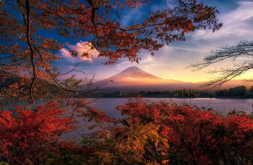 Обои на рабочий стол Вид на вулкан Фудзияма / Fujiyama и озеро Kavaguti в осенний день, Япония / Japan, фотограф Jirawat Plekhongthu