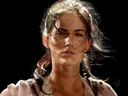 Обои на рабочий стол Меган Фокс / Megan Fox на черном фоне прищурила глаза
