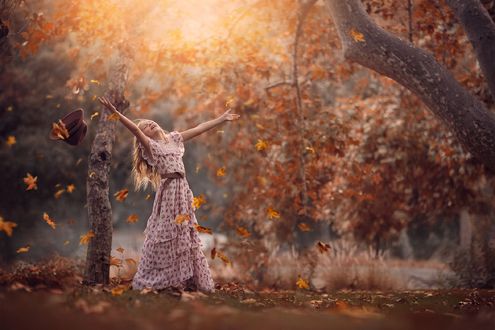 Обои на рабочий стол Девочка в платье стоит под листопадом, by Jessica Drossin