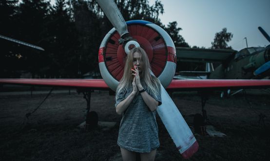Обои на рабочий стол Девушка с длинными волосами стоит на фоне самолета, by Vadim Sadovski