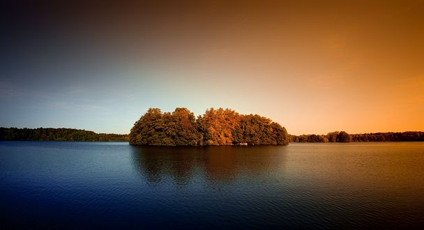 Обои на рабочий стол Phaesant Island / остров Фазанов посреди реки Бидасоа осенью, by Jоrn Brede