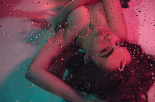 Обои на рабочий стол Модель Вероника Сафроненко за стеклом в каплях воды. Фотограф Alex Sulzh