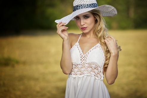 Обои на рабочий стол Модель Sophia Kreith Lohr в сарафане и шляпе стоит на фоне поля
