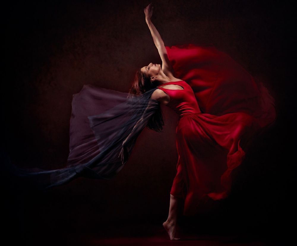 Обои на рабочий стол Девушка в красном платье в танце фотограф Jovanoviс Aleksandar обои для