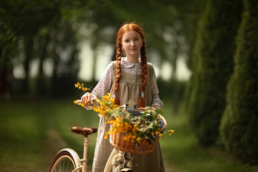 Обои для рабочего стола Девочка с корзиной цветов на велосипеде, фотограф Ragan Sylwia