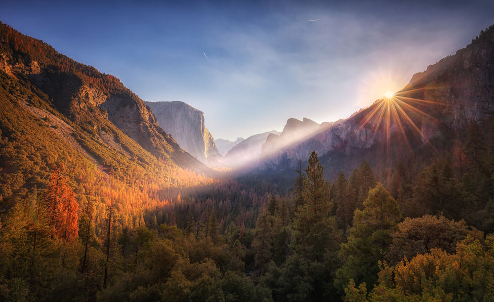 Обои для рабочего стола Солнце освещает горный туннель с деревьями, Yosemite National Park / Йосемитский национальный парк, by Jaewoon U