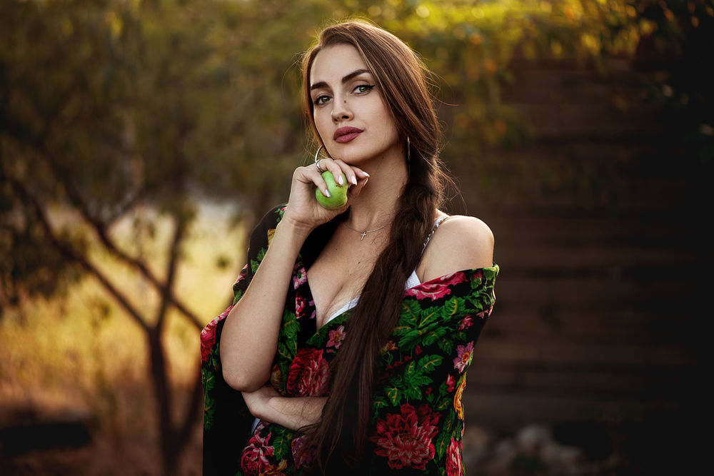 Обои для рабочего стола Модель Настя с косой держит в руке яблоко, фотограф Ann Nevreva