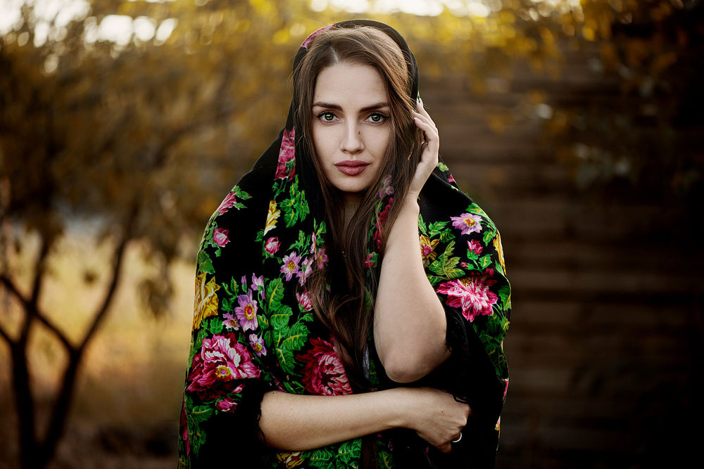 Обои для рабочего стола Модель Настя в платке, фотограф Ann Nevreva