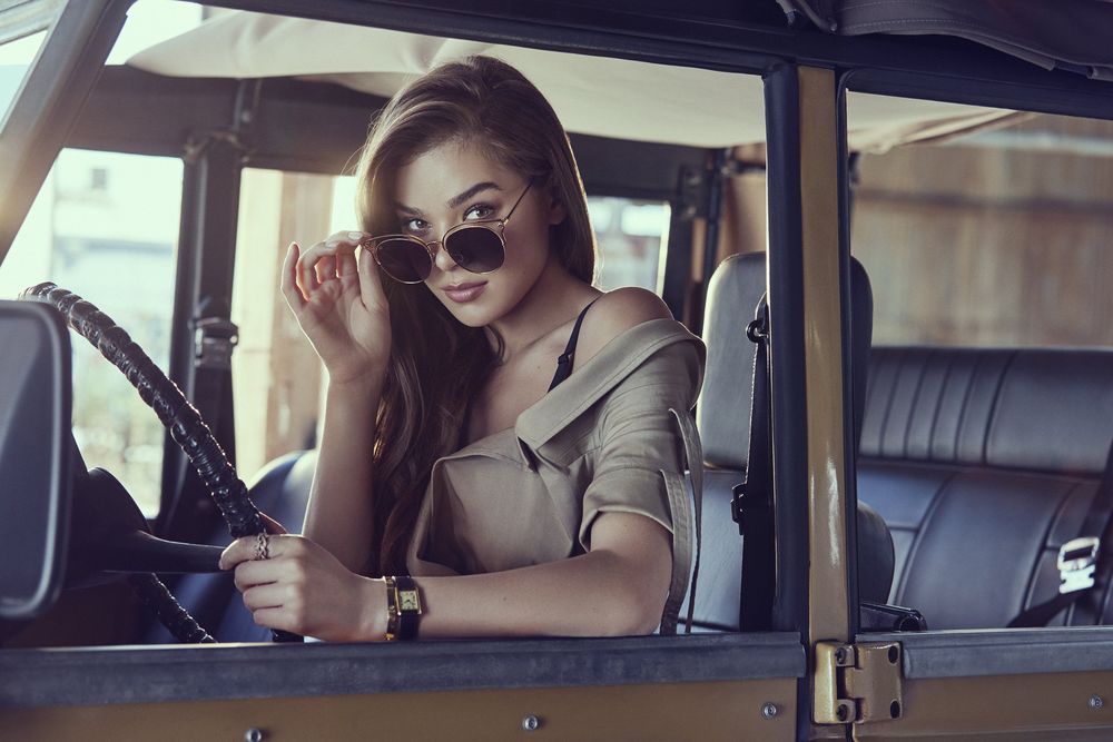Обои для рабочего стола Американская актриса, модель и певица Hailee Steinfeld / Хейли Стайнфелд за рулем ретро-авто