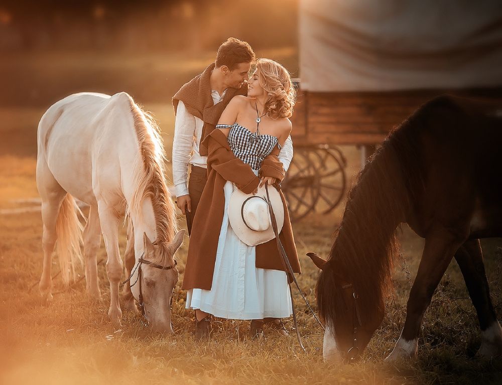 Обои для рабочего стола Парень обнимает девушку, рядом с ними стоят лошади, фотограф Ирина Недялкова