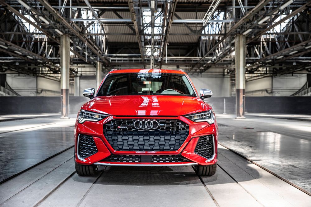 Обои для рабочего стола Немецкая компания Audi AG представила совершенно новый Audi RS Q3, 2019 года