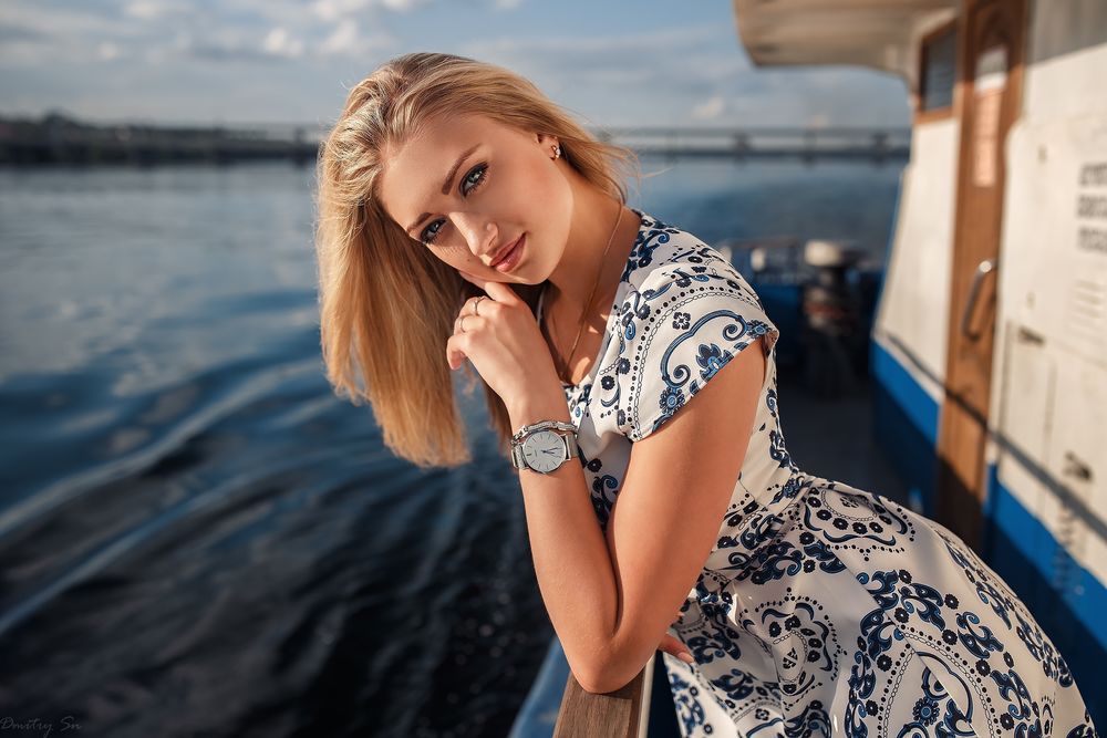 Обои для рабочего стола Блондинка Елизавета в легком платье стоит у ограждения на корабле, плывущему по реке и смотрит в камеру, фотограф Дмитрий Шульгин