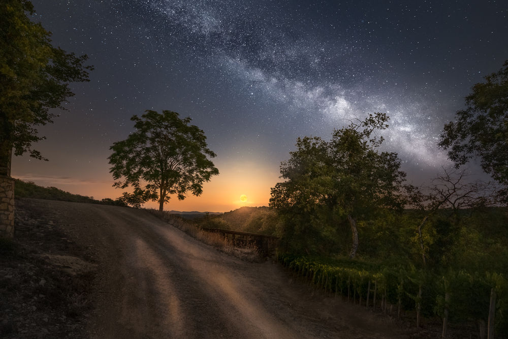 Обои для рабочего стола Дорога к ночному небу с млечным путем, Castellina in Chianti, Italy / Кастеллина в Кьянти, Италия, by Ole Henrik Skjelstad