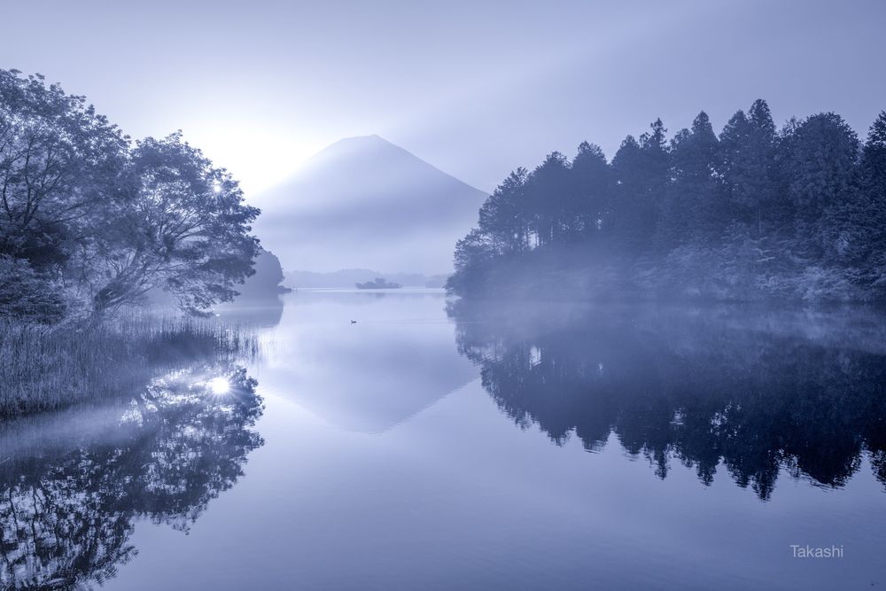 Обои для рабочего стола Работа Reflection in morning haze / Отражение в утренней дымке. Фотограф Takashi