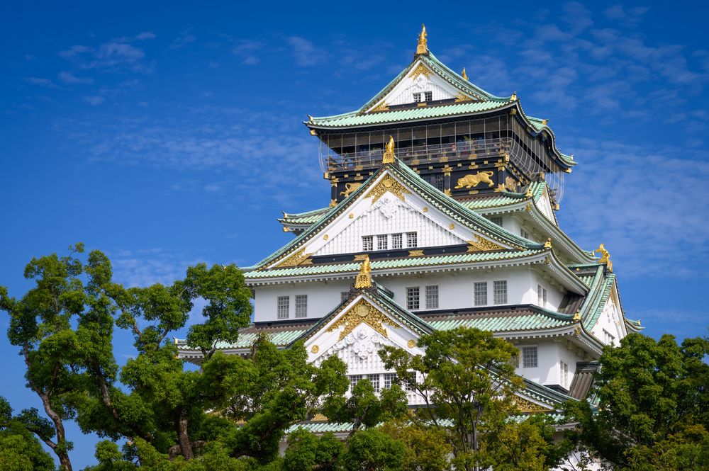 Обои для рабочего стола Замок с деревьями на фоне голубого неба, Осака / Osaka, Япония / Japan