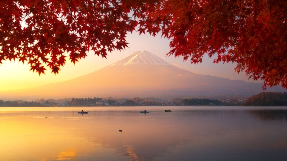 Обои для рабочего стола Вид на вулкан Фудзияма / Fujiyama и озеро Kavaguti в тихий осенний день, Япония / Japan, фотограф Tai Ginda