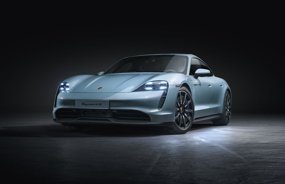 Обои для рабочего стола Белый Porsche Taycan Turbo S 2019