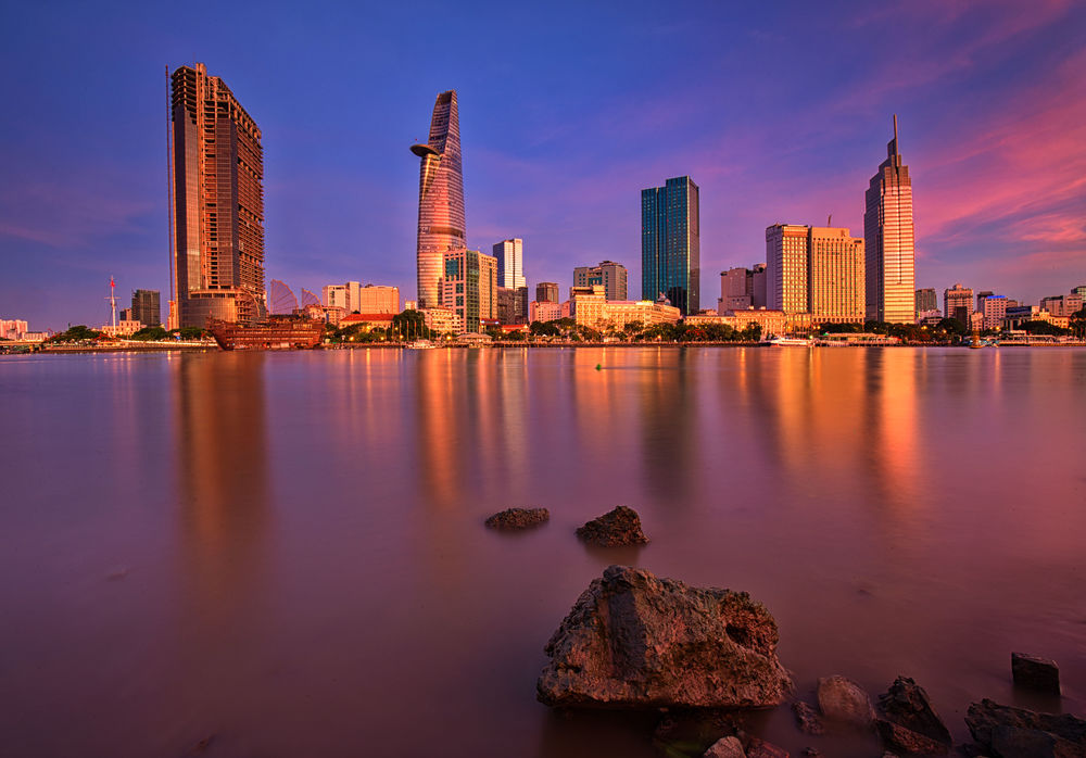 Обои для рабочего стола Город Saigon / Cайгон на фоне голубого неба, by vannguyenhop29@gmail. com