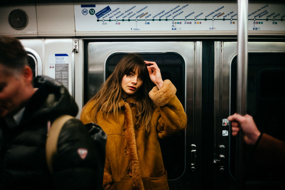 Обои для рабочего стола Девушка стоит в вагоне поезда, фотограф Andrе Josselin