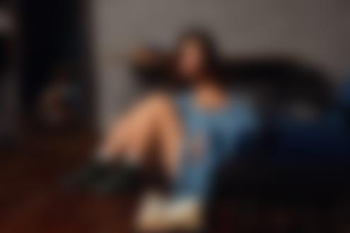 Обои на рабочий стол Девушка сидит на полу, фотограф Александр Юрмашев