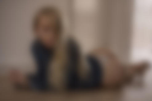 Обои на рабочий стол Модель Emily Singer лежит на полу, фотограф Джек Рассел