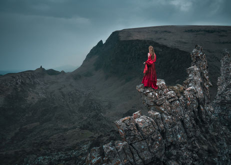 Обои на рабочий стол Девушка в длинном красном платье стоит на скале, by Lizzy Gadd