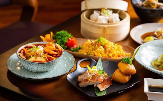 Обои на рабочий стол Японская кухня: обед из блюд с рисом и мясом, суп с креветками, пельмени и зелень