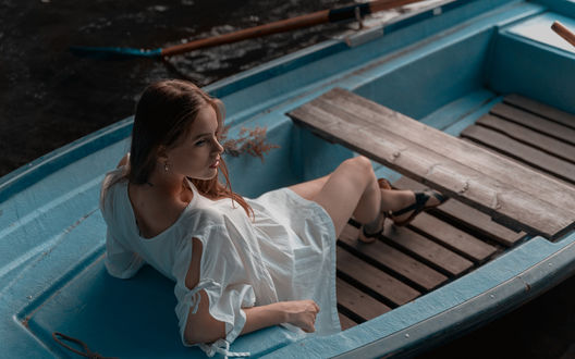 Обои на рабочий стол Модель Таня Белова в лодке, фотограф Milana Ushakova