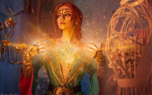 Обои на рабочий стол Модель Екатерина Семадени в образе Triss Merigold с магией между руками. Фотограф Кристина Бородкина