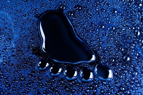 Обои на рабочий стол След ноги из воды, на фоне из капель воды, by PublicDomainPictures