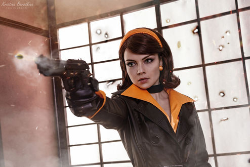 Обои на рабочий стол Модель Екатерина Семадени в образе Cate Archer / Кейт Арчер с оружием в руке, фотограф Kristina Borodkina