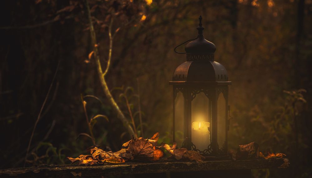 Обои для рабочего стола Горящий фонарь стоит в окружении осенней листвы, by Marko Blazevic