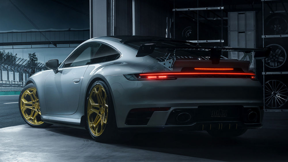 Обои для рабочего стола Серебристый Porsche 911 Carrera S 2019 стоит на выезде из автосалона, by TechArt